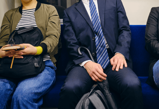 電車で…突然大きく揺れた車内。直後⇒【衝撃の光景】に乗客が続々と立ち上がり―！？