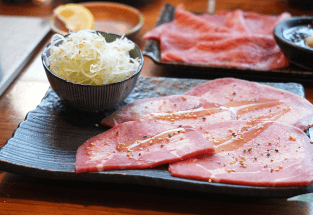 焼肉屋で…客「何この肉寿司…」店員に確認しようとするも⇒会計時、”店員の発言”に「は？」
