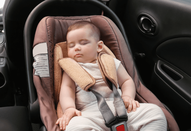 赤ちゃんの車移動はいつから？必要な準備と吐き戻し対策のコツ