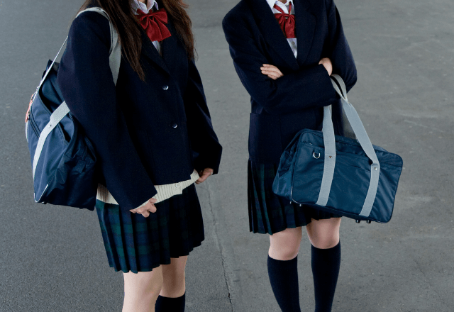 電車で…「カメラロール見せて」男性に詰め寄る女子高生。直後⇒女子高生が【男性を捕まえた真の理由】に鳥肌…