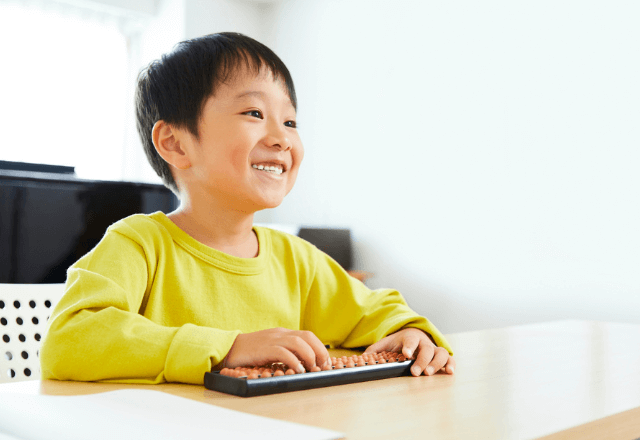 右脳学習に効果的！【そろばん】に期待できる3つの効果がすごい！