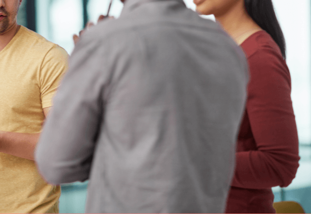 観光中…日本語が読めない外国人夫婦を助けた私。翌日⇒グッズ完売で絶望する私に届いた【まさかの恩返し】に涙…