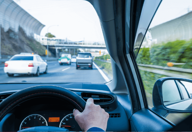高速で…「どうせ女だろ（笑）」軽自動車を煽る男。だが並走した瞬間⇒男が“出口へ急ハンドル”を切ったワケ…