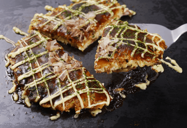 外国人「おいしいお好み焼き教えて！」おすすめの店に案内した結果⇒手渡された【世界でたった一つのお礼】に感動…