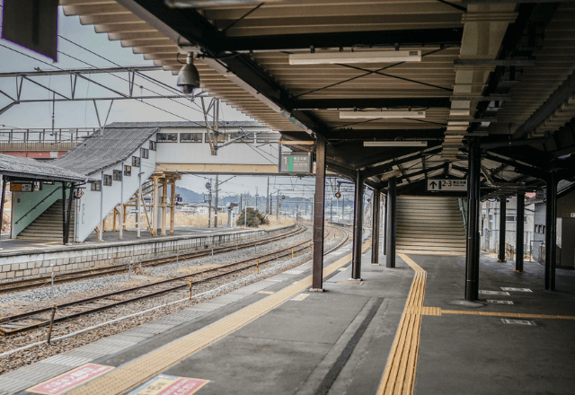 駅のホームで…電車が来ず、見知らぬ乗客と困惑。直後⇒「現在、線路上で…」衝撃のアナウンスが流れて―！？
