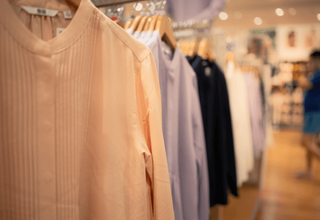デパートの洋服屋で…試着中、突然カーテンが勢いよく全開に。振り返った瞬間⇒“衝撃の光景”に店内騒然―！？
