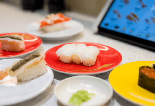 寿司屋で...横柄な客「俺は常連だぞ！サービスしろ」店員「かしこまりました」数分後⇒店員の“対応”に…客「へ？」