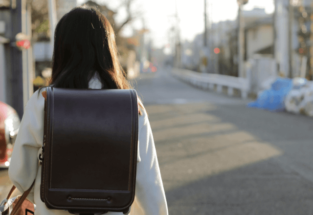 下校中…道に迷う男性を家まで案内した小学生。男性「お礼に…」⇒奥から持ってきた“巨大なソレ”に「えっ！？」