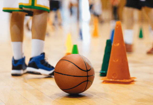 子どものバスケ教室はどう選ぶ？メリット、費用、親の負担を解説