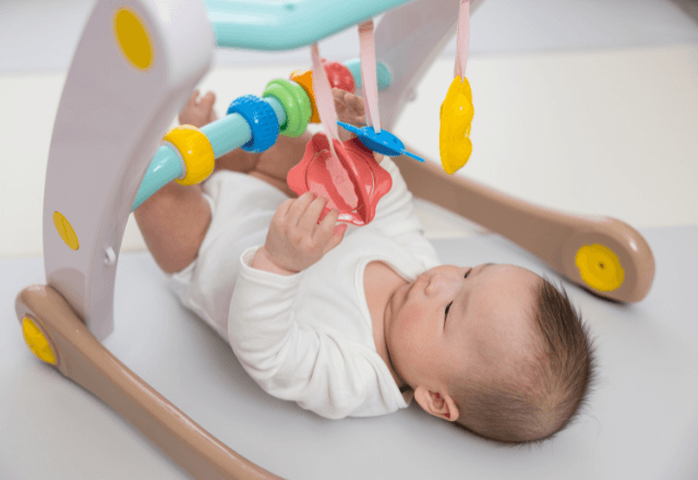 赤ちゃんが夢中になるベビージム！いつから遊べる？効果や選び方を解説