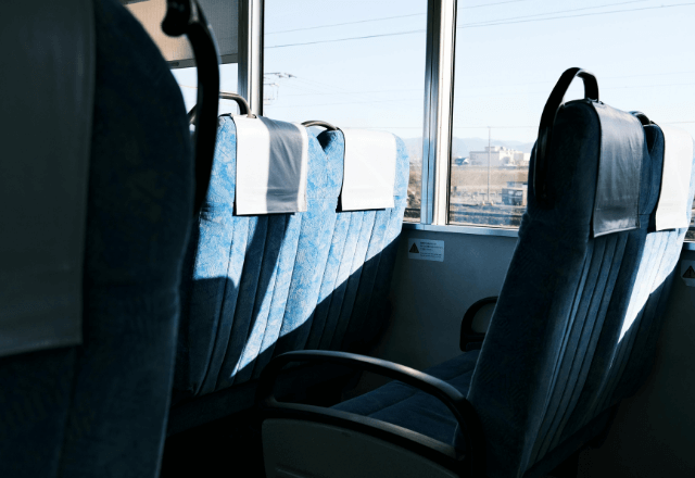 電車内で…「こんなことになるなんて…！」突然泣き崩れる女性。直後⇒発覚した“衝撃の真実”に乗客唖然…