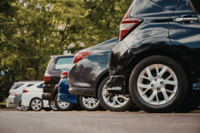 コンビニの駐車場で…高級車がバックで愛車に衝突！？⇒慌てて鳴らしたクラクションへの“耳を疑う第一声”に愕然…