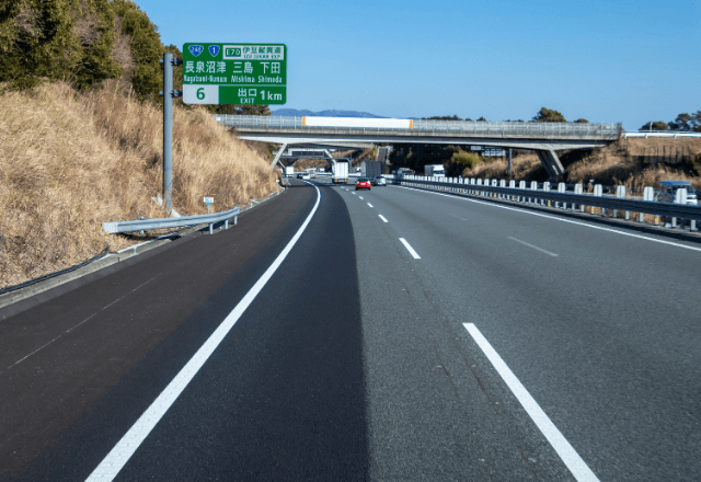 高速道路で…運転中の母「土手に逃げて！」私「え…」訳も分からず降りた直後⇒母が明かした【真相】にゾッ…