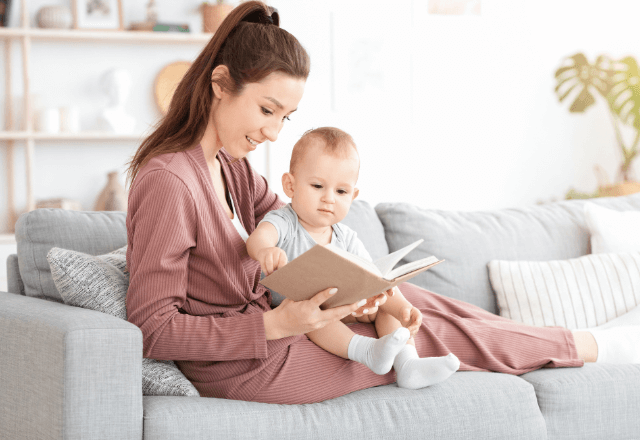 絵本の読み聞かせはいつから？メリットや成長に合わせた選び方のコツ