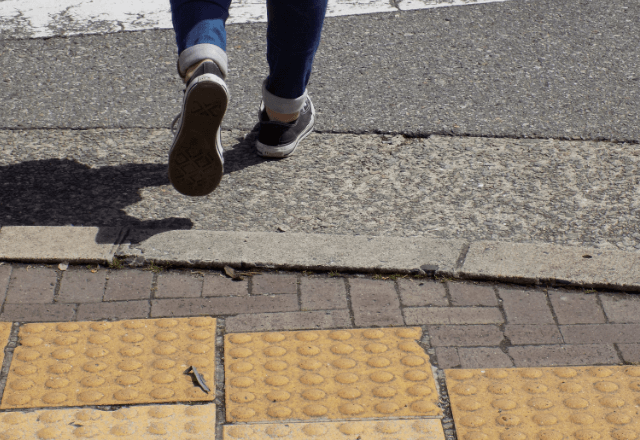 帰宅中…『バチン！』足元で謎の異音。振り返った直後⇒「危ない！」【通行人が逃げ惑った】驚愕の理由とは…