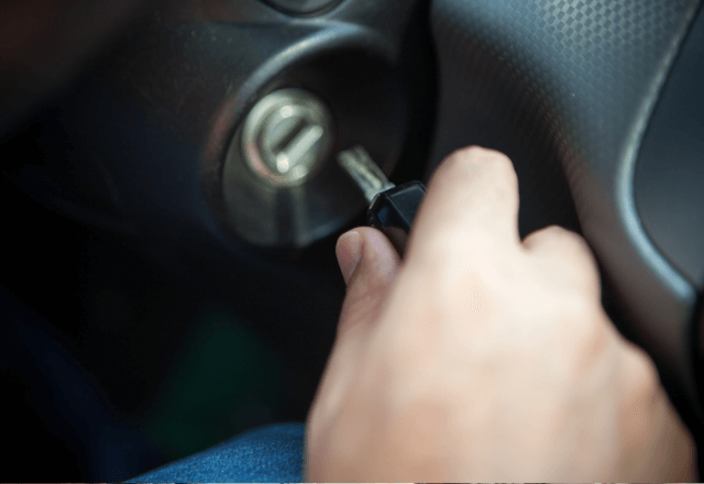 SAで…夫「エンジンがかからない」私「何で？」ガソスタ店員に見せた直後⇒「ここ…」指差した場所に「嘘…」