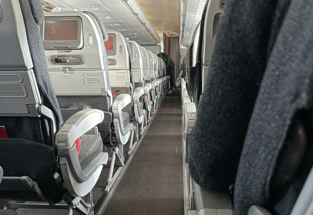 飛行機で…降りようとしたら目の前で男性が通せんぼ。「何ですか？」⇒ポケットに【ある物】を突っ込まれて―！？