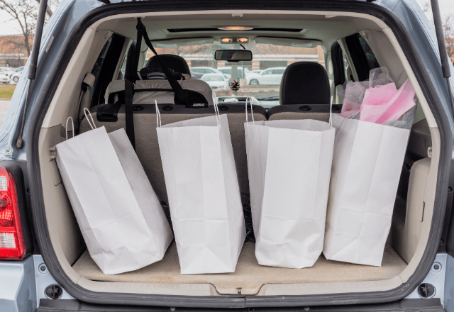 駐車場で…大荷物の老人を車で送った私。到着後⇒「待ってて」渡された【特大の恩返し】に驚愕…！？
