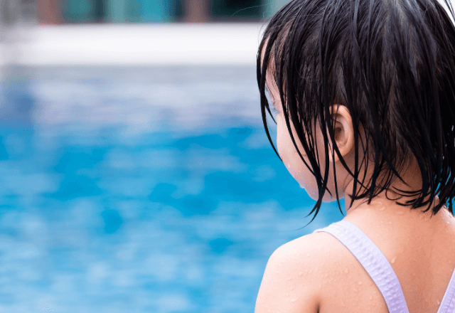 市民プールで…小さな子どもだけで遊ぶ姿に不信感。「ママかパパは？」声を掛けた結果⇒驚愕の事実に「え…？」