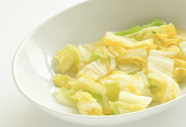 冬の万能野菜！白菜は何歳から？離乳食の「葉」と「芯」の使い分け方【管理栄養士監修】