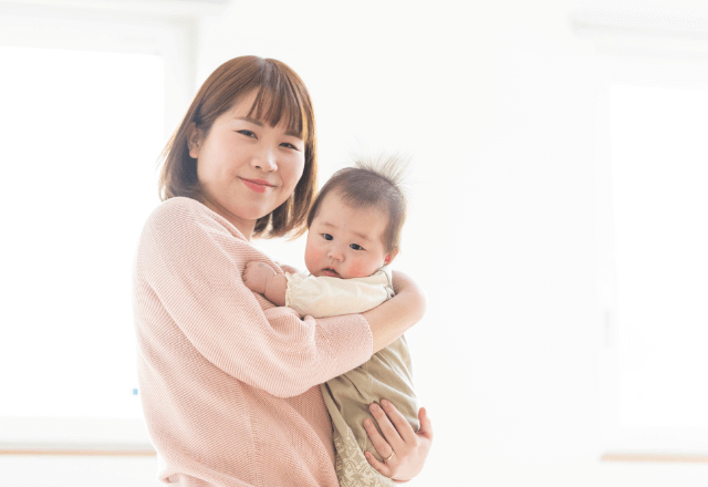 赤ちゃんを抱っこする負担を減らそう！パパやママにおすすめの楽な抱き方