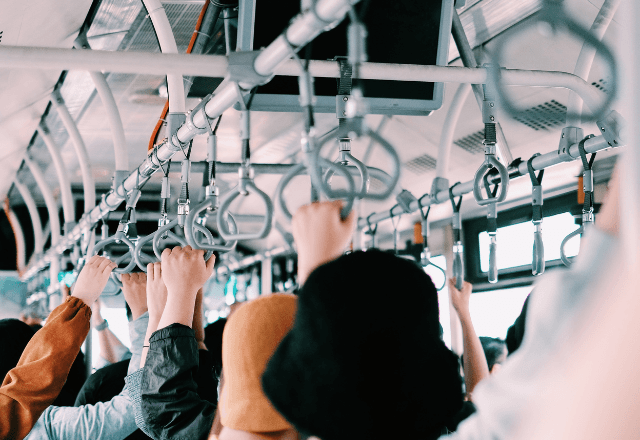「誰か助けて！」満員電車で叫ぶ男の子に車内騒然。しかし直後⇒判明した【まさかの事態】に乗客の態度が一変…！？