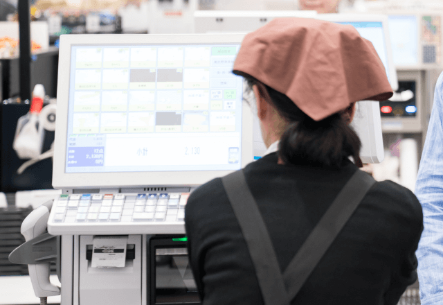 スーパーでバイト中…「野菜が傷んでる！」激怒の女性に店長を呼んだ日。退勤後⇒バス停に現れた“人物”に絶句…