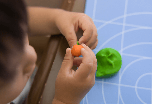 「外遊びができない」日の救世主！おうち粘土が「最高の知育」になる理由【保育士監修】