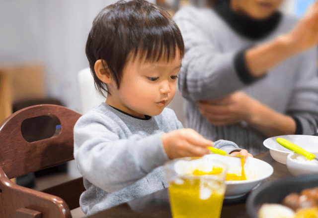 レストランで…向かいの家族に違和感。ふと足元を見た瞬間⇒「おいっ！！」父親から子どもを奪い取ったワケ…