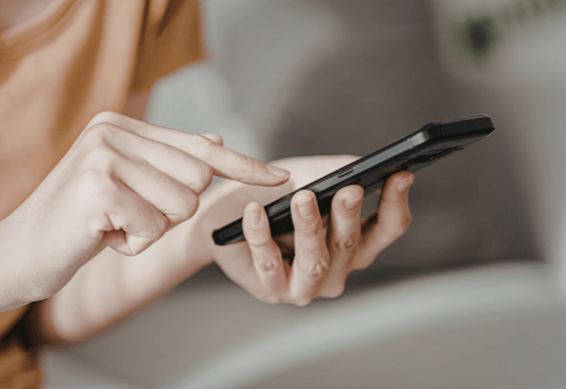 「なんで携帯もっとんねん！」電車で怒鳴られ必死に謝る私。直後⇒おじさんが放った【まさかの理由】に「えっ？」