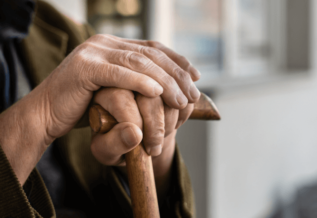 電車で…子連れの母親を手招きする年配男性。2時間後⇒「おじちゃんありがとう」子どもが頭を下げた理由に涙…