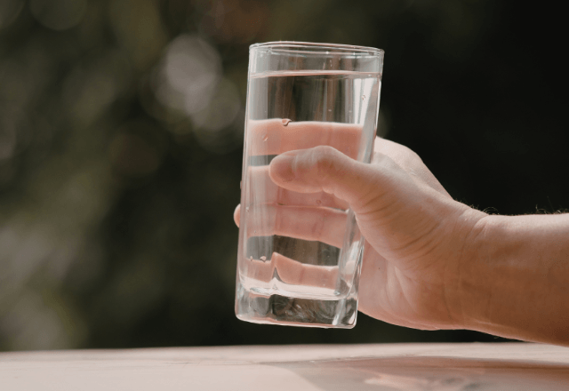 飲食店で…「すみませーん」店員のミスで祖母が水浸し！？直後⇒助けに来た店長の【あり得ない行動】に全員激怒…！？