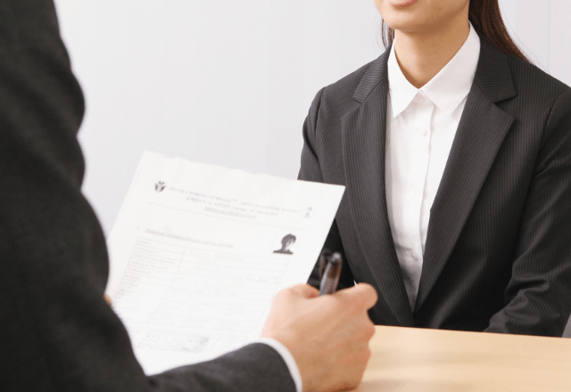 面接官「母子家庭？では、これにて面接は終了で」その場で不採用になるも⇒後日、会社で再会した結果