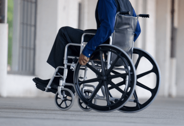 電車で”車椅子の男性”を助けていると…女「邪魔！車椅子で電車乗るなよ！」直後⇒【車椅子の男性】の正体に…「へ？」