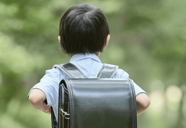 電車で…大きな荷物を持つ小学生が乗車。席を譲った直後⇒「僕はいい、でも…」背後を見て放った【一言】に涙…