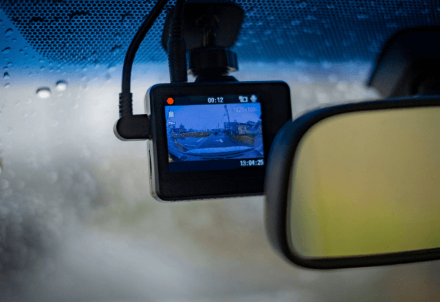 「オラァ！降りろ！」窓を叩き割る勢いで男が接近。直後⇒「はい、止まってー」“まさかの介入者”に現場騒然…