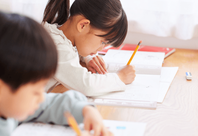 リビング学習にぴったりの机は？子どもが集中できる選び方