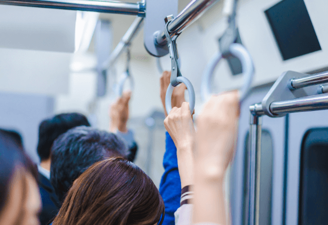 満員電車で…「席を譲るから、こっち来て」言われるがまま向かった結果⇒思わぬ人物が待っていて―！？