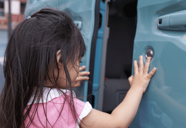 運転中…無人の後部座席から「ここどこ？」と声が。振り返った瞬間⇒「嘘…」子どもが乗っていた理由にゾッ…