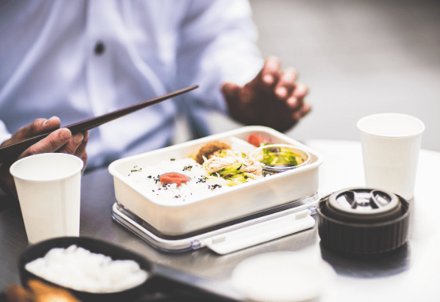 「この給料泥棒が！」部下の“食事を捨てた”数日後⇒本部「この有給、何？」衝撃の密告内容に顔面蒼白…