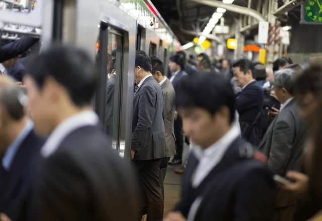 電車で…途中の駅で乗車した若い男性。だが座った直後⇒なぜか周囲の乗客が次々と降車。その理由にゾッ…