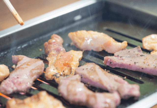 『1人で焼肉？寂しいね～』隣席の客に絡まれ恐怖。店員に助けを求めた結果⇒思ってもみなかった展開に―！？