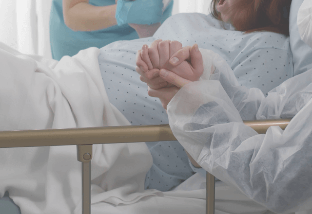 妻が切迫早産で入院…夫「大した事ないのに大げさすぎ（笑）」無視して旅行した結果→『1通の連絡』に顔面蒼白…