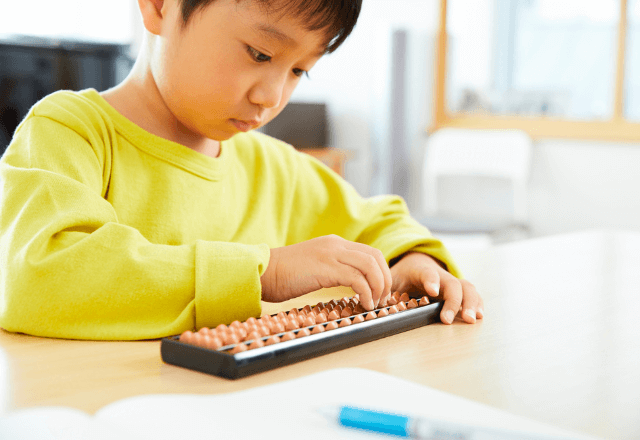 右脳を鍛えるそろばん学習！集中力・情報処理能力への効果