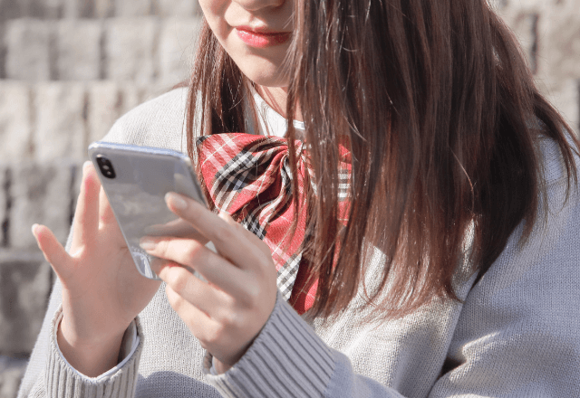 電車で…「これ、マジやばくね？」車内で騒ぐ女子高生。直後⇒スマホ画面の“意外な正体”に「えっ…！」