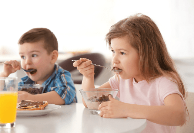 子どもが朝ごはんを食べない理由は？身体への影響と対策を解説