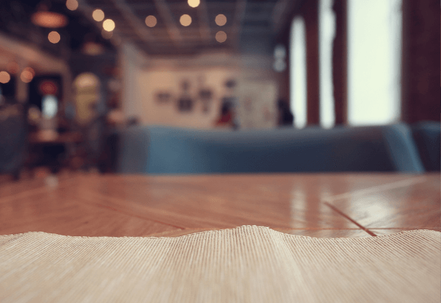 レストランで…食事中、隣のテーブルに男性が着席。だが数分後⇒店内の客が次々と“退店した理由”にゾッ…