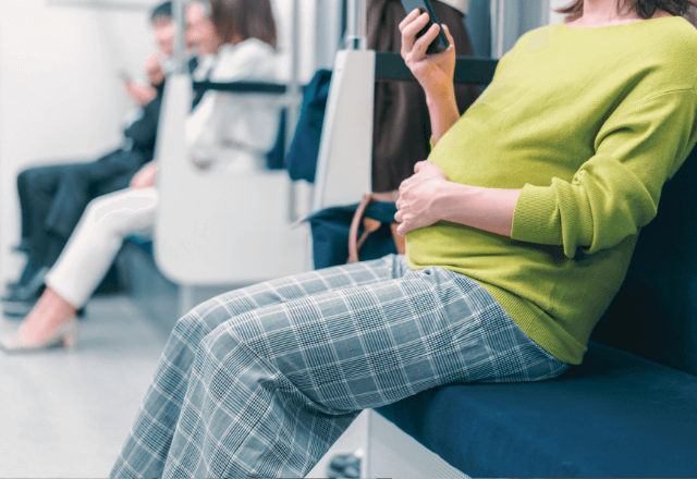 優先席が埋まった満員電車で立ち尽くす妊婦。乗客が席を譲った直後⇒“周囲の反応”に思わず「えっ？」