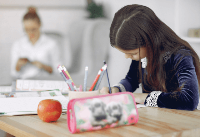 子どものリビング学習スペース、快適収納アイデア！