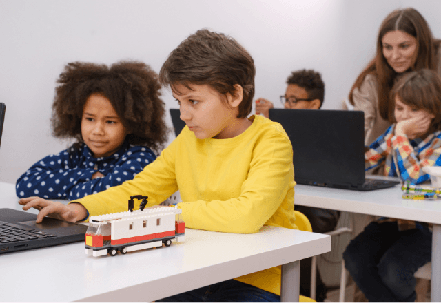 小学校のプログラミング教育とは？実際の授業例やおすすめの教材をご紹介